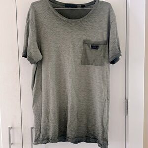 Olive green men’s Scotch and Soda XL loose summer tee, super cute